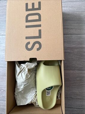 NWT Yeezy Slides Size 4 Kids
